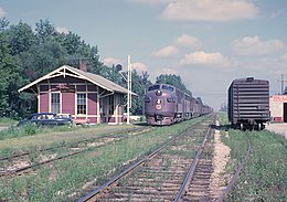 CGW 111-C (F3A) fret en direction ouest passant la gare d'Elmhurst, Illinois le 14 août 1962 (21820237513) .jpg