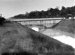 A bridge and aqueduct crossing the secondary canal leading to the main stream of the Comal River (Dutch Colonial picture, 19th–20th century)