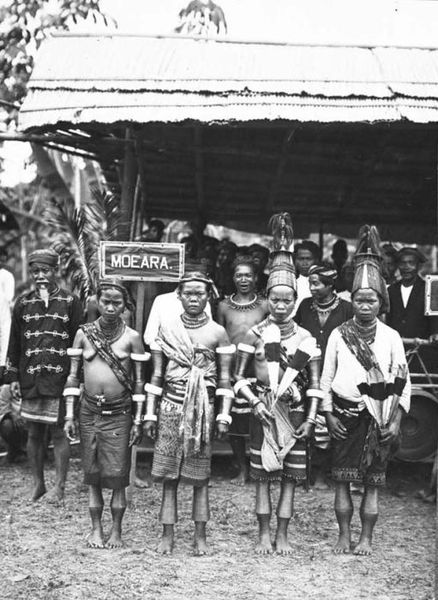 File:COLLECTIE TROPENMUSEUM Een groep Dajaks tijdens het bezoek van Gouverneur-Generaal J.P. Graaf van Limburg Stirum aan Borneo TMnr 60018475.jpg