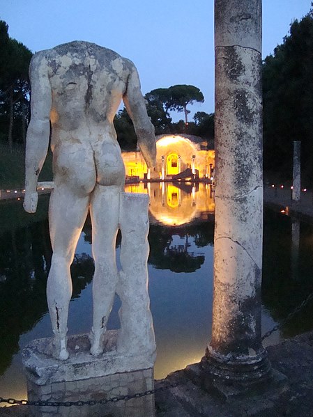 File:Canopus de la villa d'Hadrien et statue de nuit.JPG