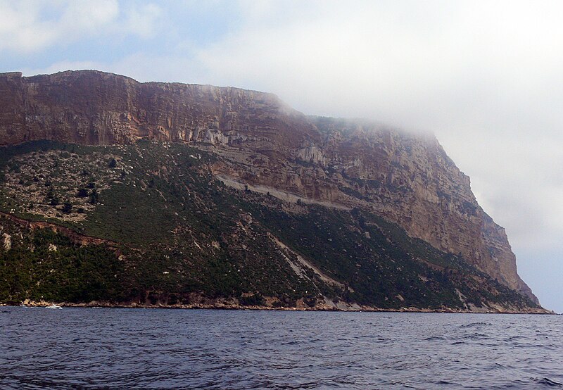 File:Cap Canaille - from the sea (South part).JPG