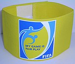 «My Game is Fair Play» ФИФА лозунгімен капитандық таңғыш