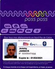 Pass Pass -kortin etuosa (yläosa) ja takaosa (alaosa).