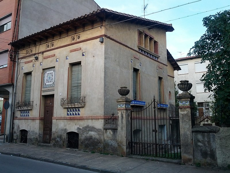 File:Casa al carrer Bernat Vilar, 20 (Olot) 2012-09-16 19-39-37.jpg