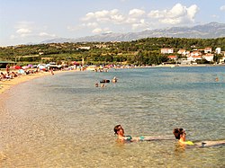 Naselje Caska (u pozadini desno) sa pješčanom plažom