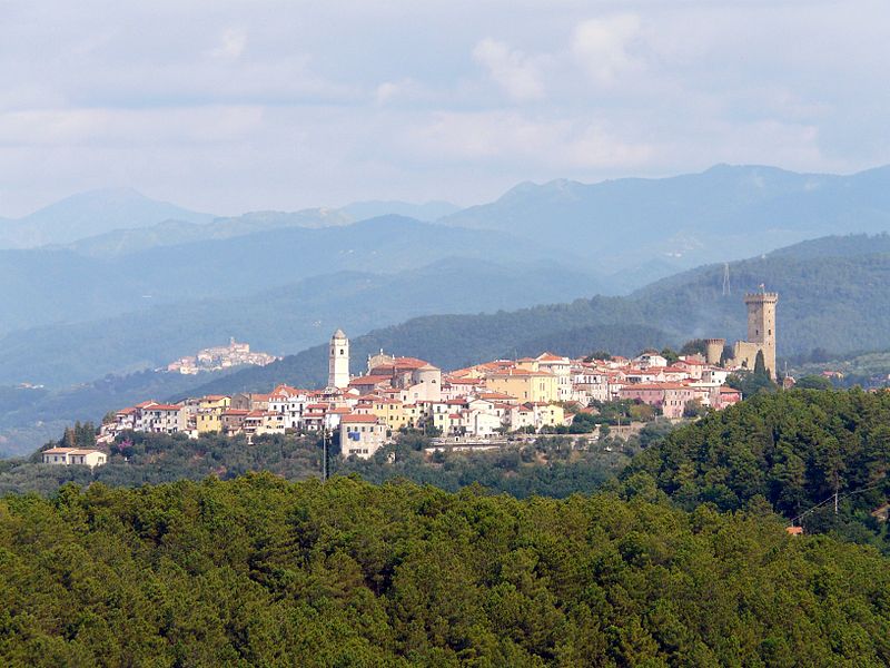 File:Castelnuovo Magra-panorama da Nicola.JPG