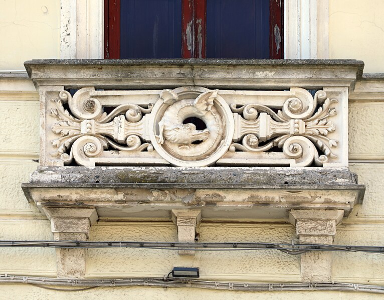 File:Catanzaro, palazzo morano (della prefettura), con facciata degli anni 1930, balcone.jpg