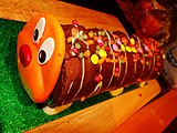 Caterpillar-Schokoladenkuchen (8367463320).jpg