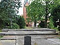 Plattengräberfeld mit dem Turm der Neuenhäusener Kirche im Hintergrund