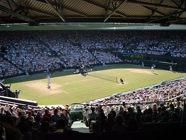 De första Wimbledonmästerskapen i tennis inleds denna dag år 1877: Centercourten i Wimbledon.