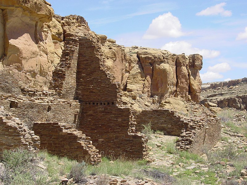 File:Chaco Canyon Hungo Pavi ruins staircase NPS.jpg