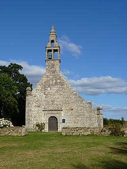 Vue de la façade ouest, qui est un clocher-mur : le pignon asymétrique se prolonge vers le haut en clocheton à trois baies. Une seule cloche.