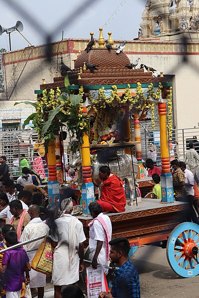 File:Chariot pulling fest in Indian Temple.jpg