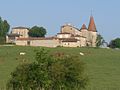 Vue de l'est, avec l'église à gauche.