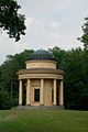 Tempietto a pianta centrale nel parco