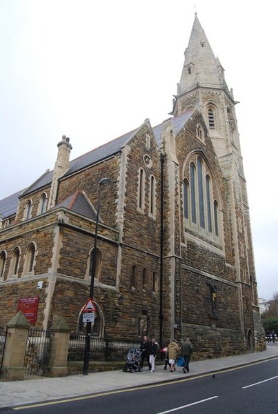 English Heritage stated that the building, whose east end stands on the steep London Road, is a "large, complex town church" with an "impressive exter