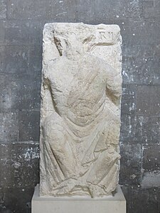 Fotografie a unei sculpturi a lui Hristos în Majestate din catedrala romanică