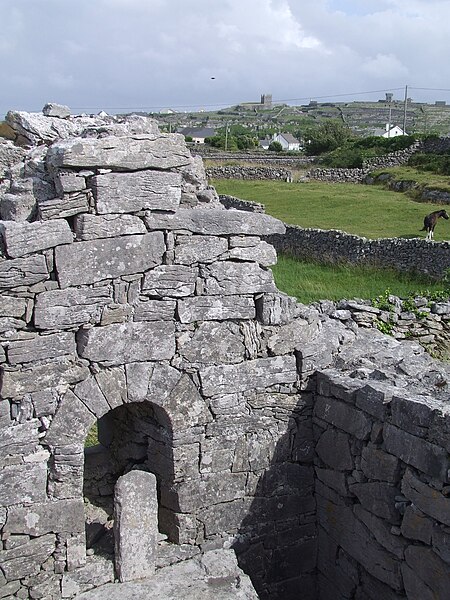 File:Cill Gobnait with Fort in background.JPG
