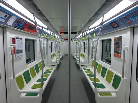 20 лет метрополитену. Поезда метро Буэнос Айреса. Метро Буэнос-Айреса. Поезд метро внутри с зелёными окнами для хормакея фото.