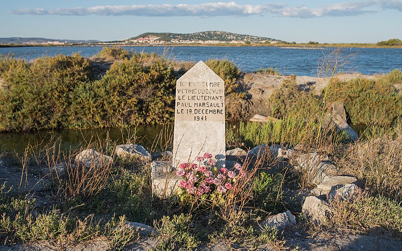 File:Commemorative stele at the Lido de Thau 02.jpg