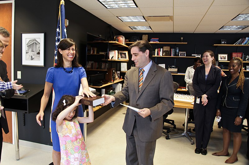 File:Commissioner Jessica Rosenworcel and Daughter with the FCC Chairman Genachowski (7196602522).jpg