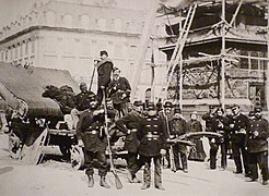 Gardes nationaux et curieux sur la colonne Vendôme renversée le 16 mai 1871, Bruno Braquehais, mai 1871, papier albuminé.