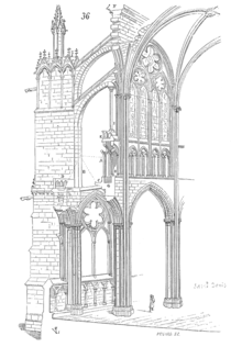 Ansicht von unten nach oben einer alten gotischen kathedrale vor