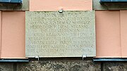 Miniatuur voor Bestand:Cultural monument Schandauer Straße 26 in Sebnitz -Material component of the material population Death March Schwarzheide–Theresienstadt 1945 with commemorative plaque - Image impression of a street photographer.jpg