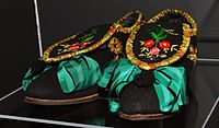 Trzewiki "kurdybanki" damskie z XIX w. English: Woman festive shoes "kurdybanki" from XIX century