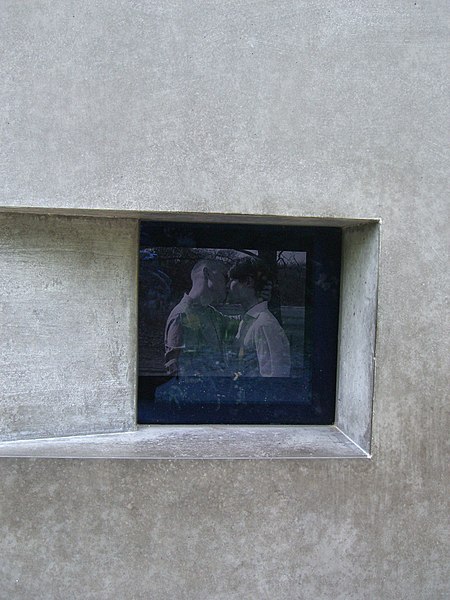 File:Denkmal fuer verfolgte Homosexuelle Berlin.JPG