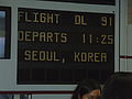 Papan di Gerbang E14 di Terminal E di Bandar Udara Internasional Hartsfield-Jackson Atlanta yang menunjukkan bahwa kota tujuannya ialah Seoul, Korea