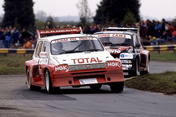 Irishman Dermot Carnegie (MG Metro 6R4) leading Englishman Will Gollop (MG Metro 6R4 BiTurbo) during the 1990 FIA Internations-Cup Rallycross at Croft