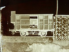 Particolare di un negativo al collodio umido, dell'anno 1868, con il laboratorio di J. Laurent in un vagone ferroviario.