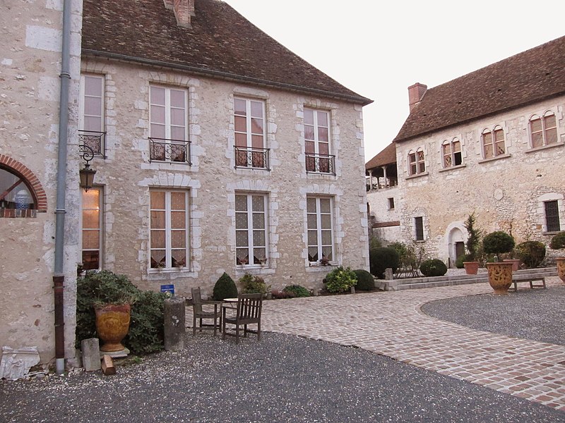 File:Domaine des Vieux bains, Provins.jpg