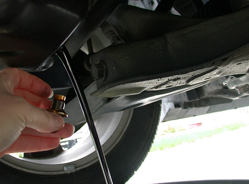 File:Draining motor oil.jpg