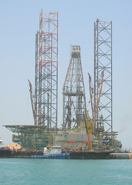 File:Drilling rig, jack up type, Abu Dhabi port (Mena Zayed), Abu Dhabi, United Arab Emirates, May 2008.jpg