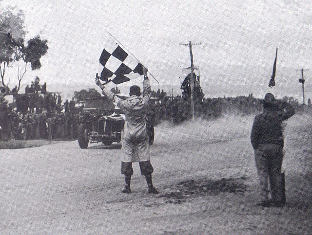 Peter Whitehead  cruza a linha de chegada conquistando a vitória no Grande Prêmio Australiano de 1938.