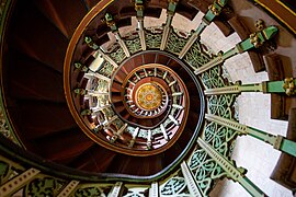 Escalier hélicoïdal de la tourelle sud : il est richement décorés avec un plafond peint en jaune avec une forme d'étoile, ainsi que des motifs de feuilles et de fleures ; les montants de la rampe sont une dentelle de bois de couleur vert pâle.