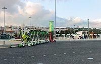 Bicicletas e trotinetas elétricas de diferentes serviços parqueadas junto a uma estação das GIRA, em Lisboa.