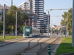 Tramvia de la línia T3 sortint de l'estació amb destinació Francesc Macià.