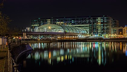 Vista noturna da Estação Central de Berlim, Alemanha. (definição 7 122 × 4 048)