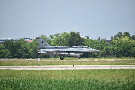 ไฟล์:F-16D_of_the_Republic_of_Singapore_Air_Force_at_Udon_Thani-UTH,_Thailand_(27297658282).jpg