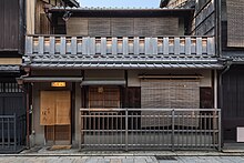 Tiedosto:Facade_of_a_dwelling_with_sudare,_wooden_balustrades_and_yellow_lamp,_Shinbashi-dori,_Gion,_Kyoto,_Japan.jpg