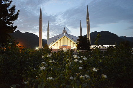 "Faisal_Mosque_03" by User:Sabeeh