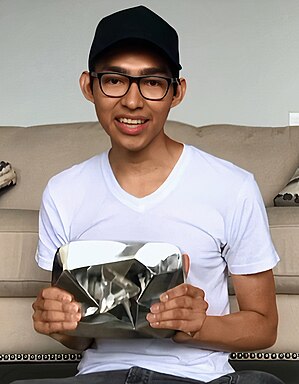 Salvadoran YouTuber Fernanfloo holding his Diamond Creator Award