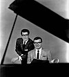 Ferrante en Teicher lachend achter een piano
