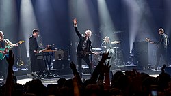 Yhtye esiintymässä vuonna 2018. Vasemmalta oikealle: Bardot, Corrie, Kapranos, Thomson ja Hardy