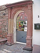 Portal und Mauerreste