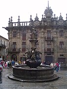 Fuente de los Caballos en la Plaza de Platerías, con el edificio de la Casa del Cabildo de la Catedral de Santiago de Compostela al fondo.JPG