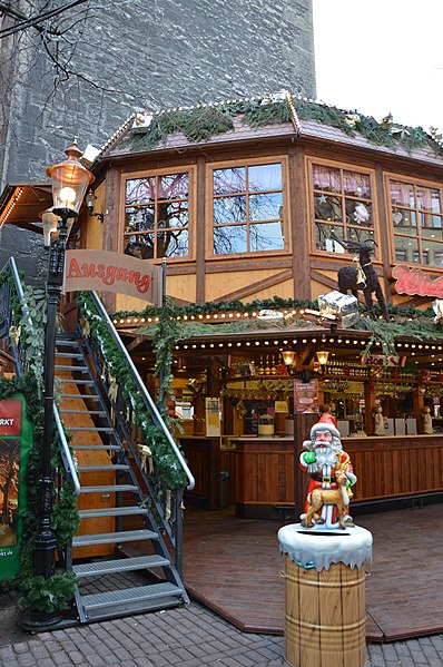 File:Göttingen Weihnachtsmarkt 2015 - Two-story (1).jpg